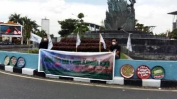 Aktivis Walhi Tutup Mulut di Tugu Zapin, Tuntut Kapolda Riau Dicopot!